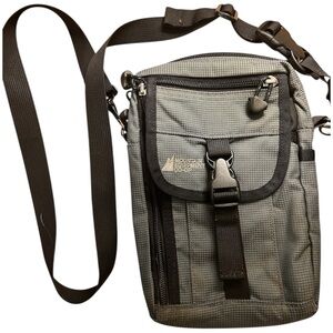 MEC Mountain Equipment Co-Op Purse Travel Crossbody Shoulder Pouch Pockets Gray